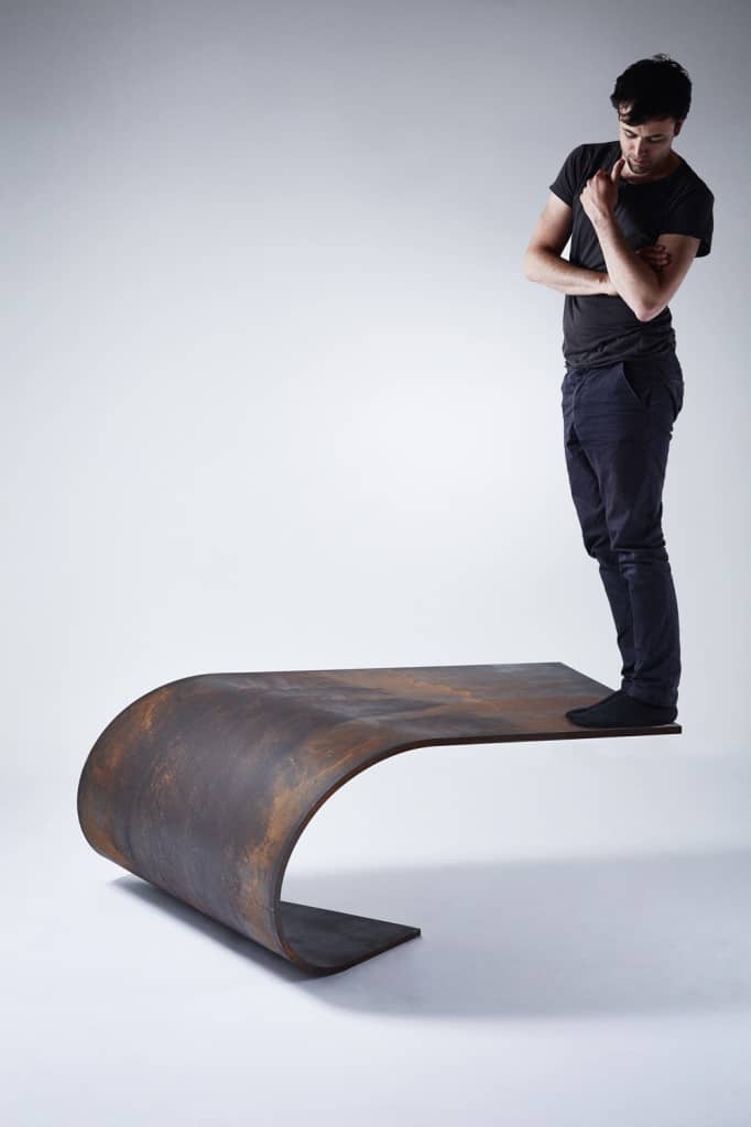 http://moderne-house.fr/wp-content/uploads/2014/07/table-poised-1.jpg