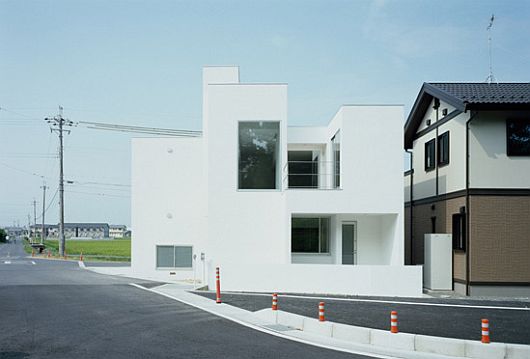 Façade d'une maison minimaliste blanche