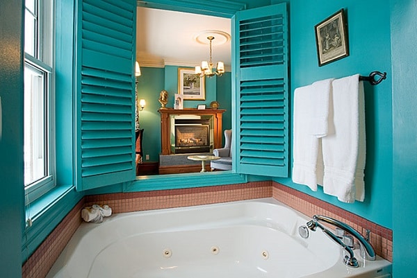 Baignoire alcove bien intégré dans la décoration de la pièce avec son contour en carrelage céramique et ses couleurs vert de bleu Baignoire alcove de grand standing