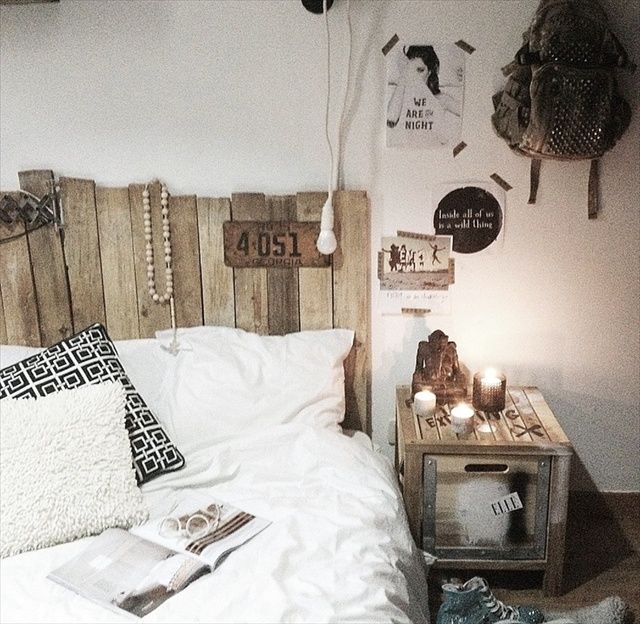 Tête de lit en palette dans une déco de chambre très naturelle