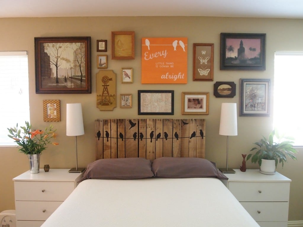 Tête de lit fabriquée en palette dans une chambre ultra décorée