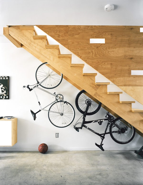 Utilisation de l'espace de rangement sous l'escalier comme porte-velo