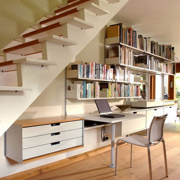 Aménagement design d'un bureau sous un escalier