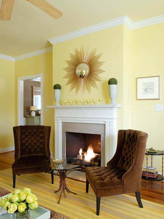 salon contemporain jaune et blanc avec cheminée et fauteuils marrons Salons jaunes 3