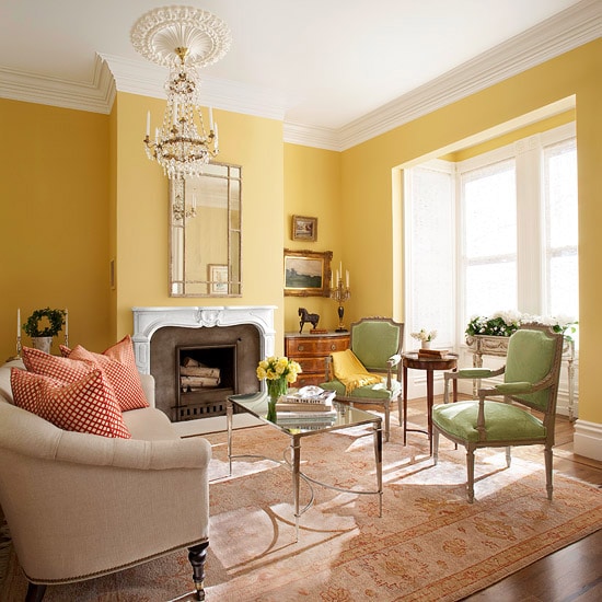 salon de style classique jaune avec un tapis ancien orangé Salons jaunes 5