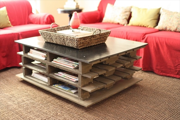 table basse moderne avec trois niveaux de palettes