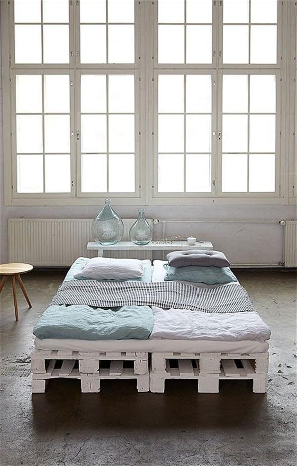 palettes blanche pour fabriquer un petit lit pour 2 personnes