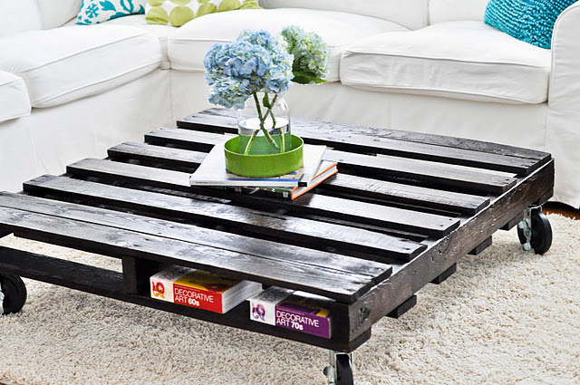 grande table noire sur roues réalisé avec du bois de palette