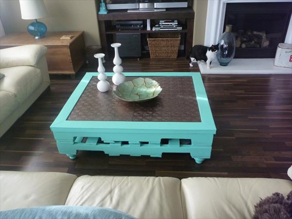 table basse en bois avec turquoise marron
