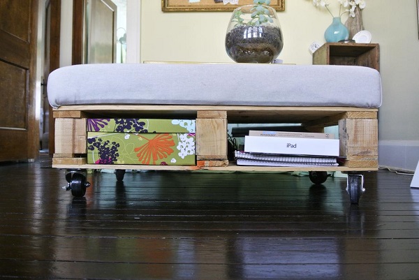 table basse en palettes avec coussin et rangement