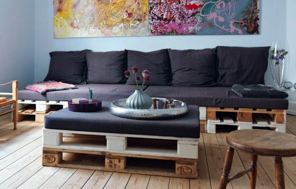 ensemble canapé et table basse en bois réalisés avec des palettes en bois table basse en palettes dans ce salon moderne