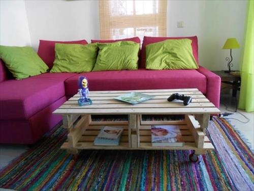 table en palettes avec couleur simple brute