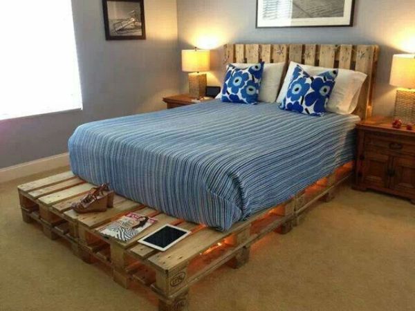 lit fabriqué en bois avec lumière et étagère