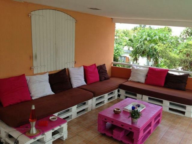 Canapé en palette pour terrasse couverte. Ambiance salon