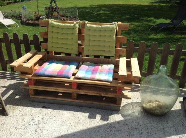 Sofa 2 places avec accoudoirs réalisé en bois de palettes