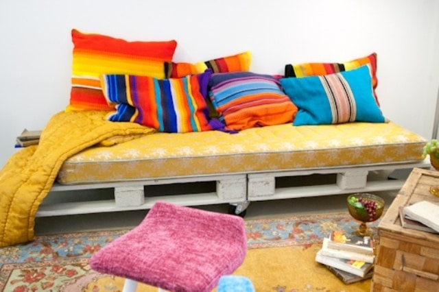 Sofa coloré fabriqué avec des palettes et des roues