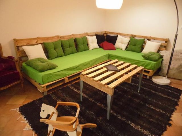 Canapé pour salon moderne avec des coussins et assises verts