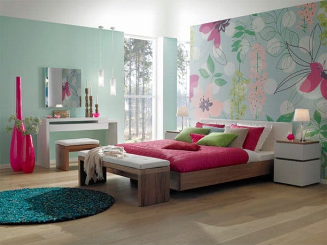 Chambre ado fille avec tapisserie motif, bois et beaucoup de couleur