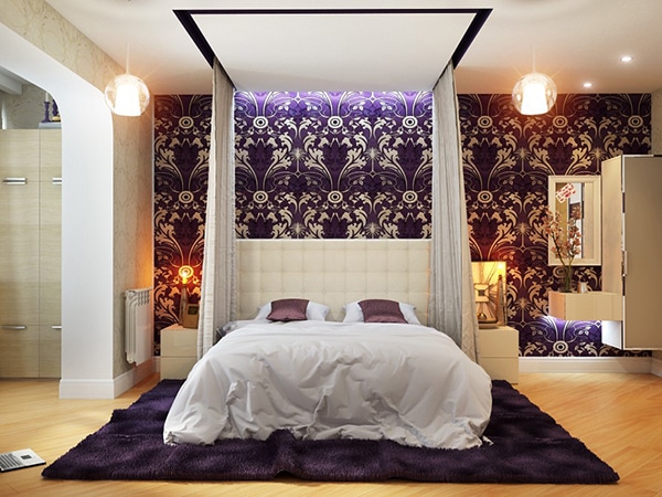 chambre violette avec tapisserie à motifs