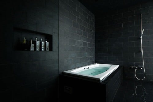 idee-salle-de-bain-noire-1