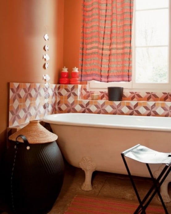 ancienne salle de bains dans les tons orange