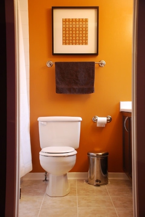 petite salle de bains avec murs orange