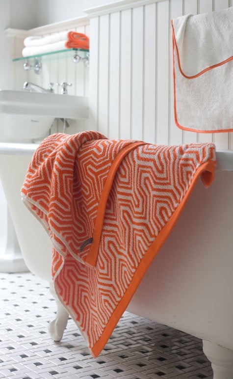 linge orange dans salle de bains claire
