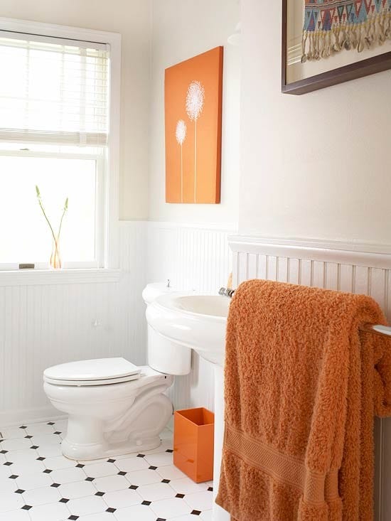 salle de bains contemporaines avec mur blanc et accessoire orange
