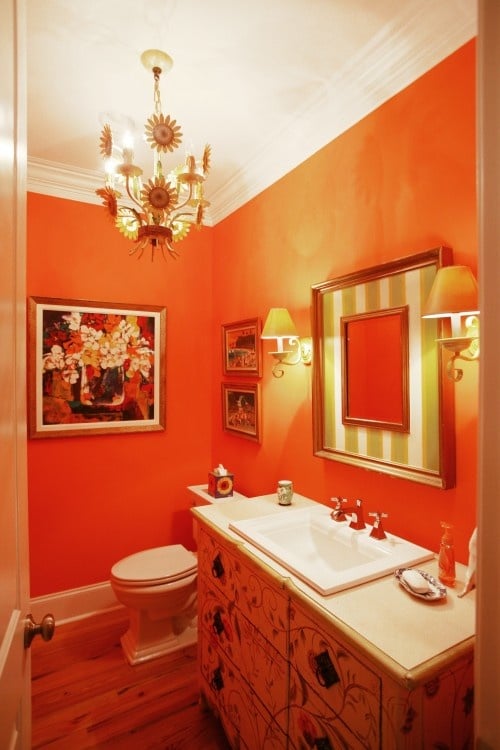 aménagement d'une salle de bains avec les murs orange