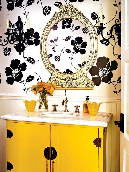 salle de bain gustavien avec commode en marbre jaune salle-de-bains-jaune-12