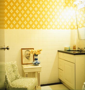 Diverses nuances de jaune dans cette salle de bain traditionnelle salle-de-bains-jaune-36