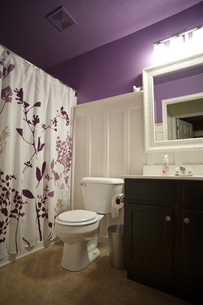 une belle harmonie des couleurs dans cette salle de bain violette et blanche salle-de-bains-violette-18