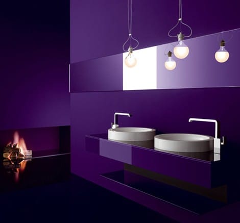 deux vasques rondes avec miroir continu dans une salle de bain violette salle-de-bains-violette-28
