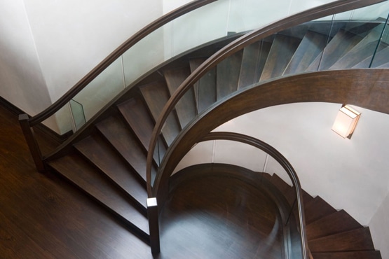 escalier hélicoidal de couleur chocolat escalier chocolaté