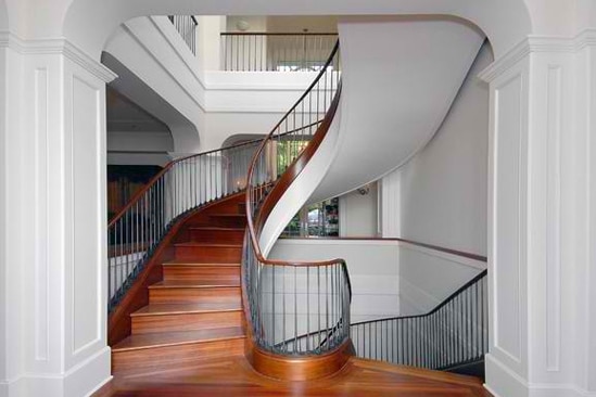 escalier de luxe en bois dans une maison sur trois étages escalier rédence