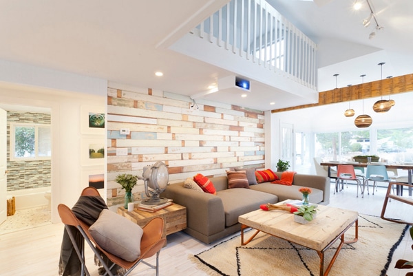 mur moderne en palettes dans un salon tendance