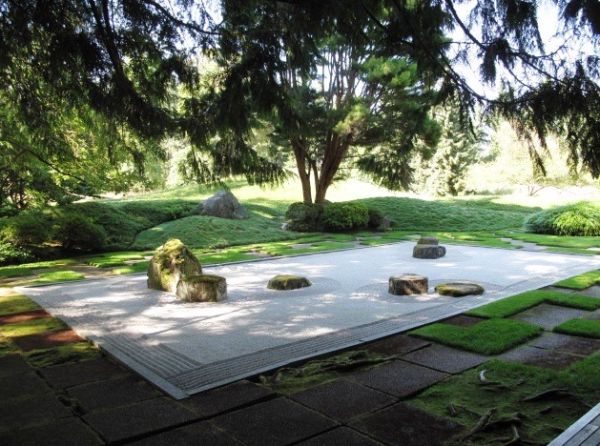 zone de détente aménagée dans jardin japonais