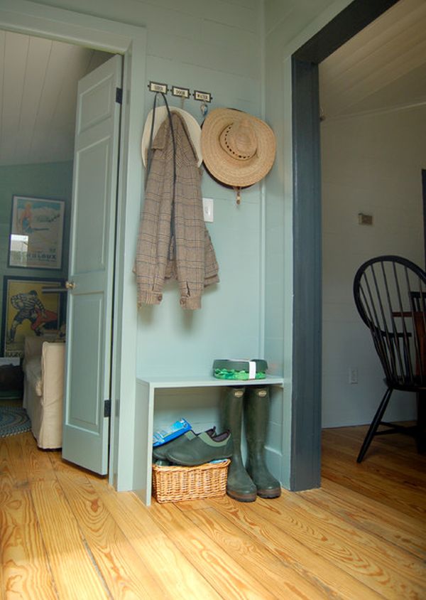 cette petite étagère verte autorise un gain de place dans l'entrée de cette maison aménagement d'une petite entrée sans armoire