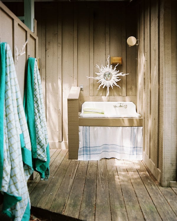 salle de bains en bois avec accessoires qui rappellent la mer