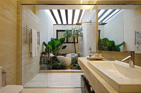 salle de bains avec verdure tropicale