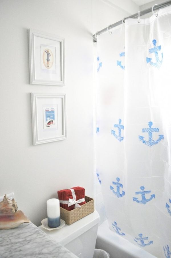 rideau de douche dans salle de bains décorée dans le style mer