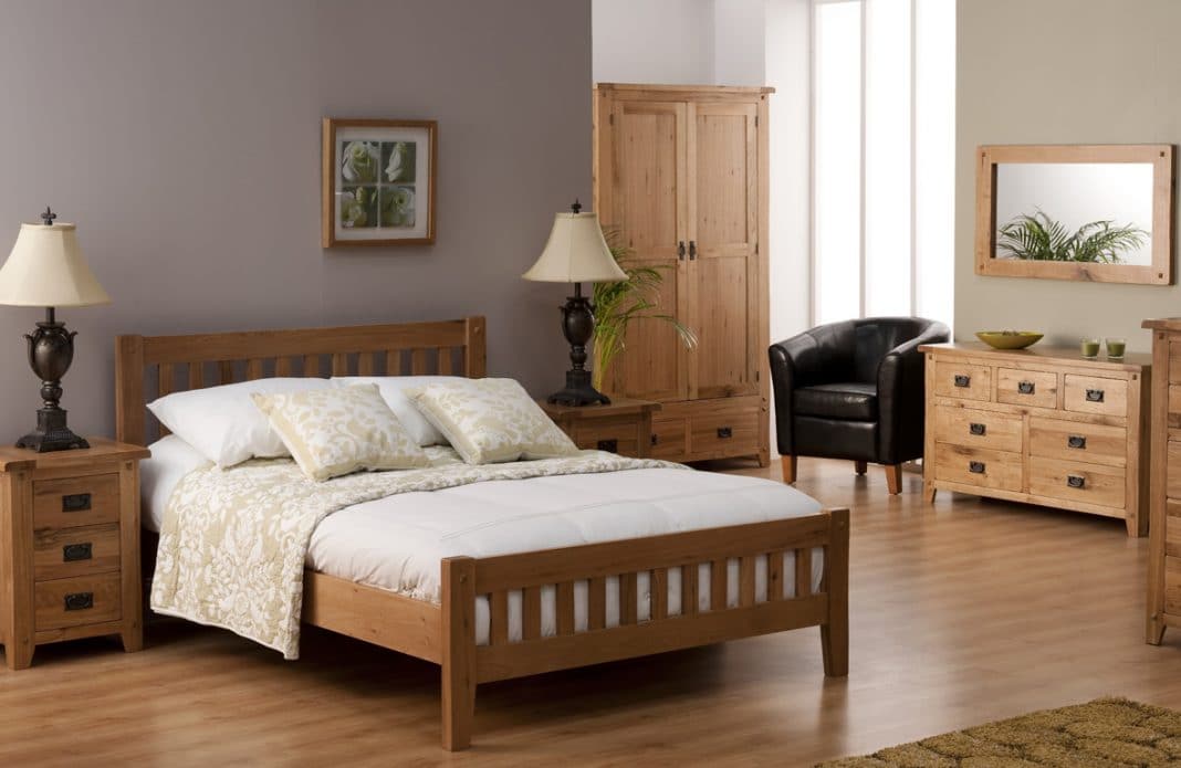 chambre parentale en bois classique avec lit en bois et commode en bois Idée chambre parentale