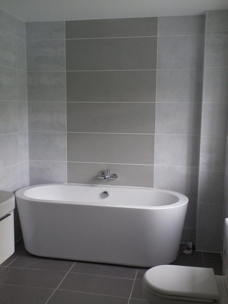 salle de bain gris et blanc