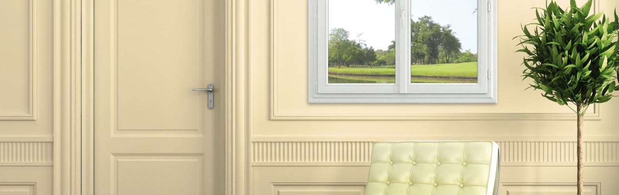 fenêtres en PVC blanches sur mur beige / jaune