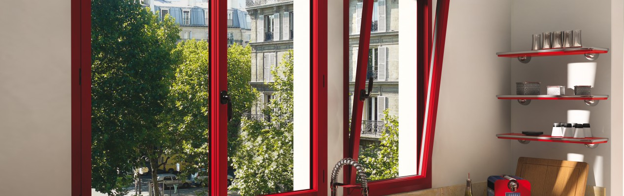 contraste entre mur blanc et fenêtres en PVC rouge