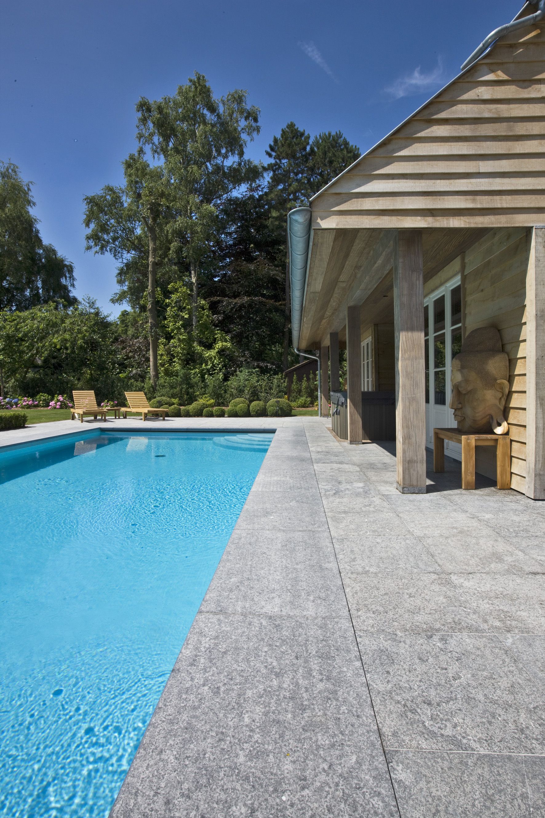 granit flammé pour sa piscine.