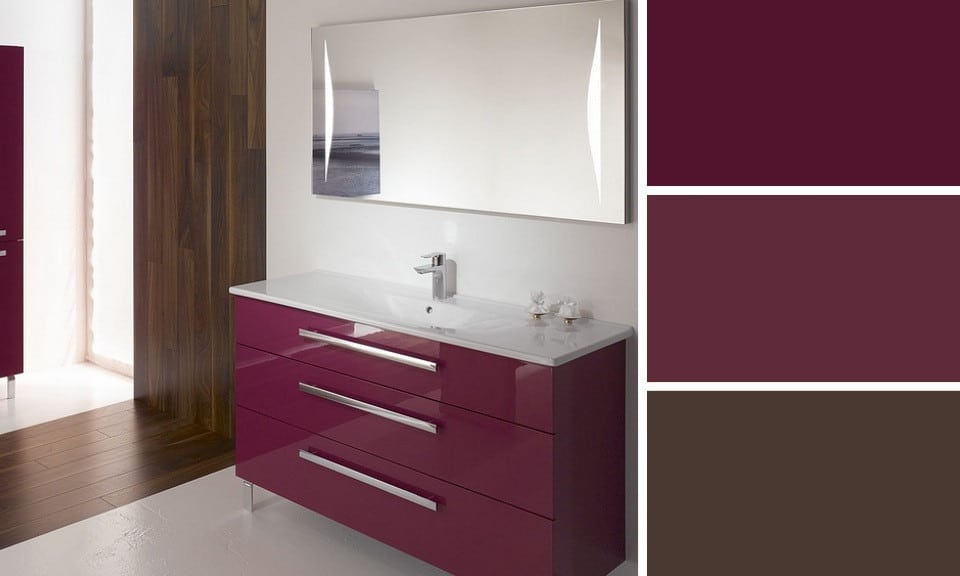 Des teintes de rouge et de marron dans la salle de bain