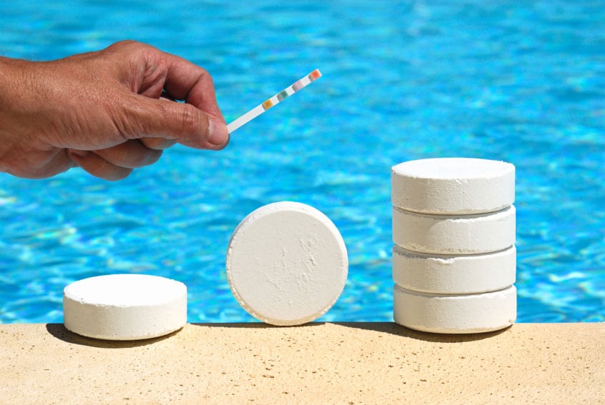chlore dans une piscine verte