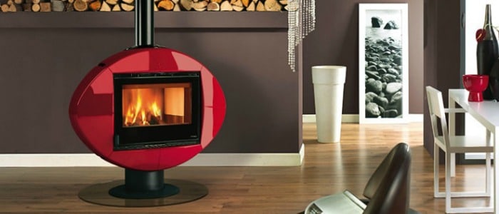 Un poêle à granulé moderne rouge et noir