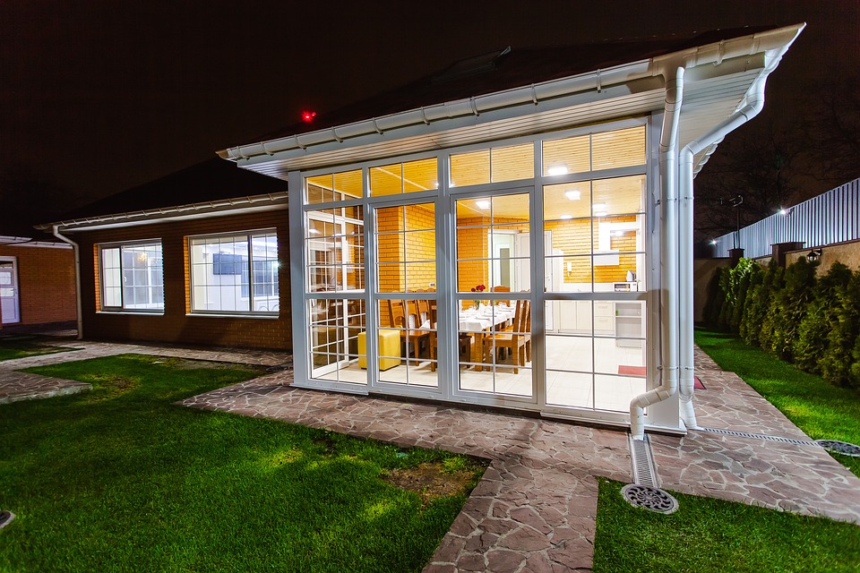véranda blanche avec cuisine salle à manger
